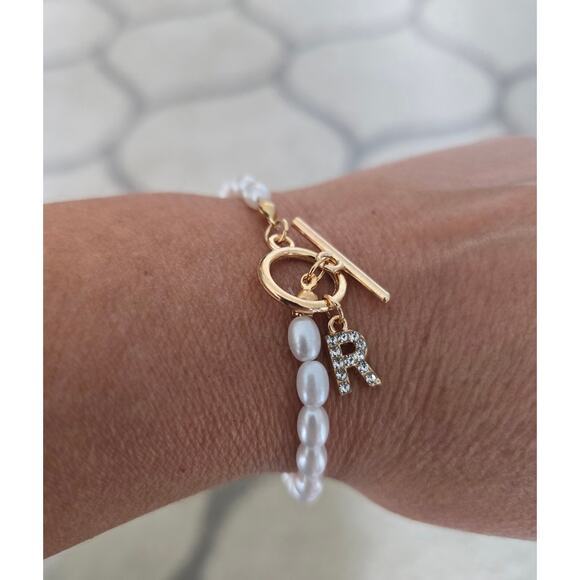 Pearl Gold Rhinestone Initial R Toggle Bracelet New - Picture 4 of 4